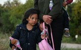 [ẢNH] Những khoảnh khắc xúc động của dòng người nhập cư ở biên giới Mỹ - Mexico